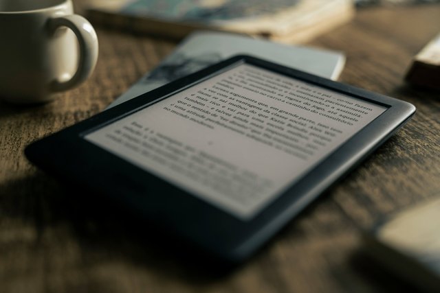 Porównanie wszystkich czytników Kindle od Amazona! Jaki model Kindle wybrać? Która wersja czytnika e-booków jest najlepsza? Jak liczyć generacje Kindle?